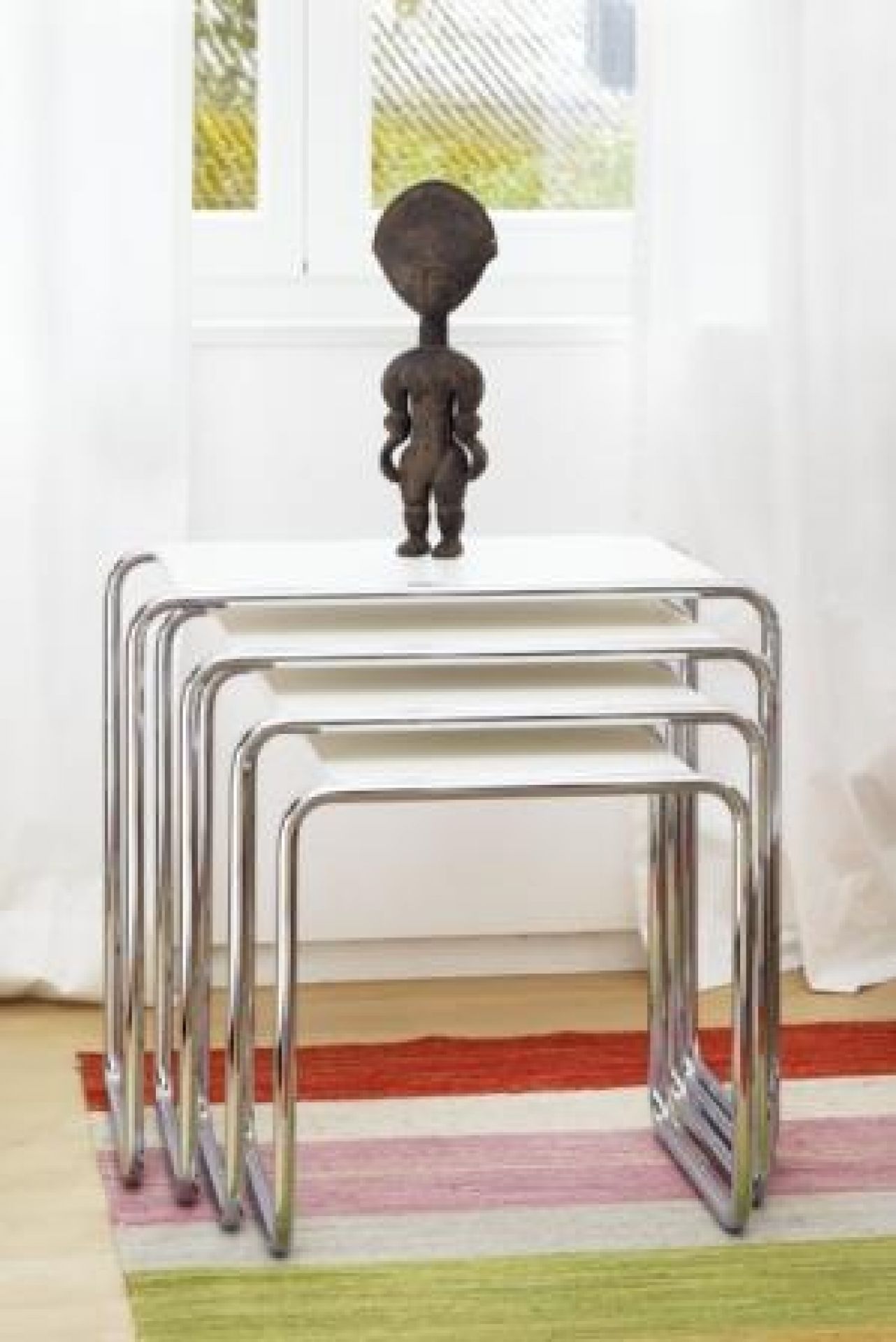 Set B 9 Thonet Beistelltische, vier ineinander geschobene Tische mit weißer Tischplatte und verchromtem Stahlrohrgestell.