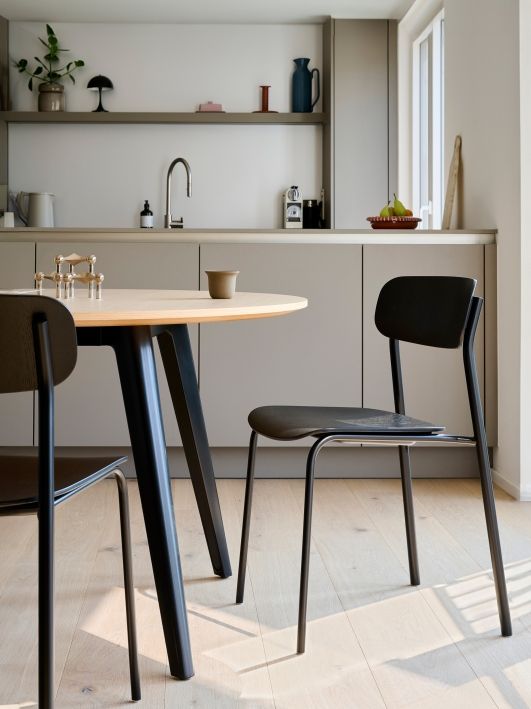 S 243 Stahlrohrstuhl in Olivgrün von Thonet, minimalistisches Design, Einzelstück für Esszimmer oder Küche.