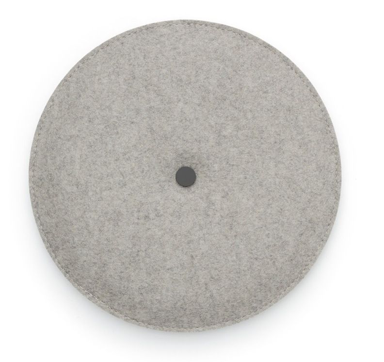 Graues, rundes HEY-SIGN Akustik Wandelement aus Filz mit Knopf zur Schallabsorption und Raumgestaltung.