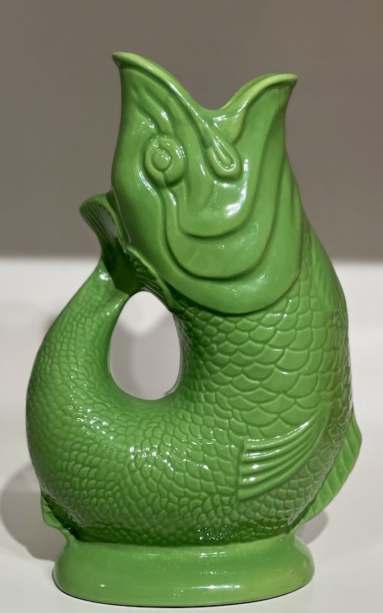 Apfelgrüne Gluckigluck Fischkaraffe in XL Größe, Keramikvase in Form eines Fisches. Dekorative Wasserkaraffe.