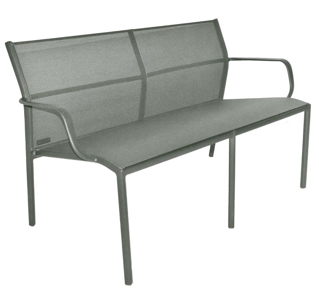 Graue Cadiz 2-Sitzer Bank von Fermob für den Außenbereich, modernes Design mit Armlehnen und Netzstruktur.