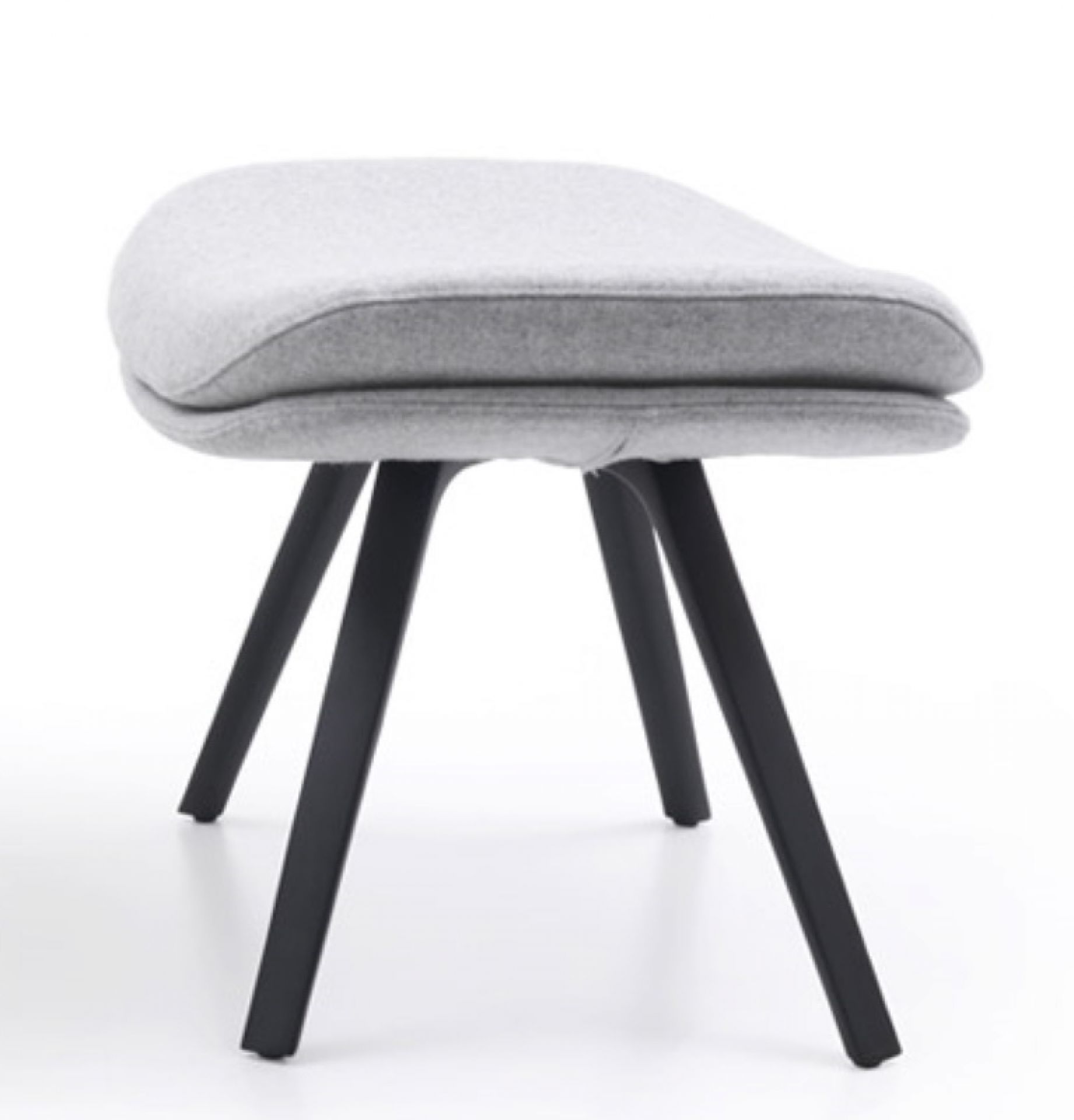 Graue Cassina Fußstütze mit schwarzem Gestell, gepolstert und modern für entspanntes Sitzen.
