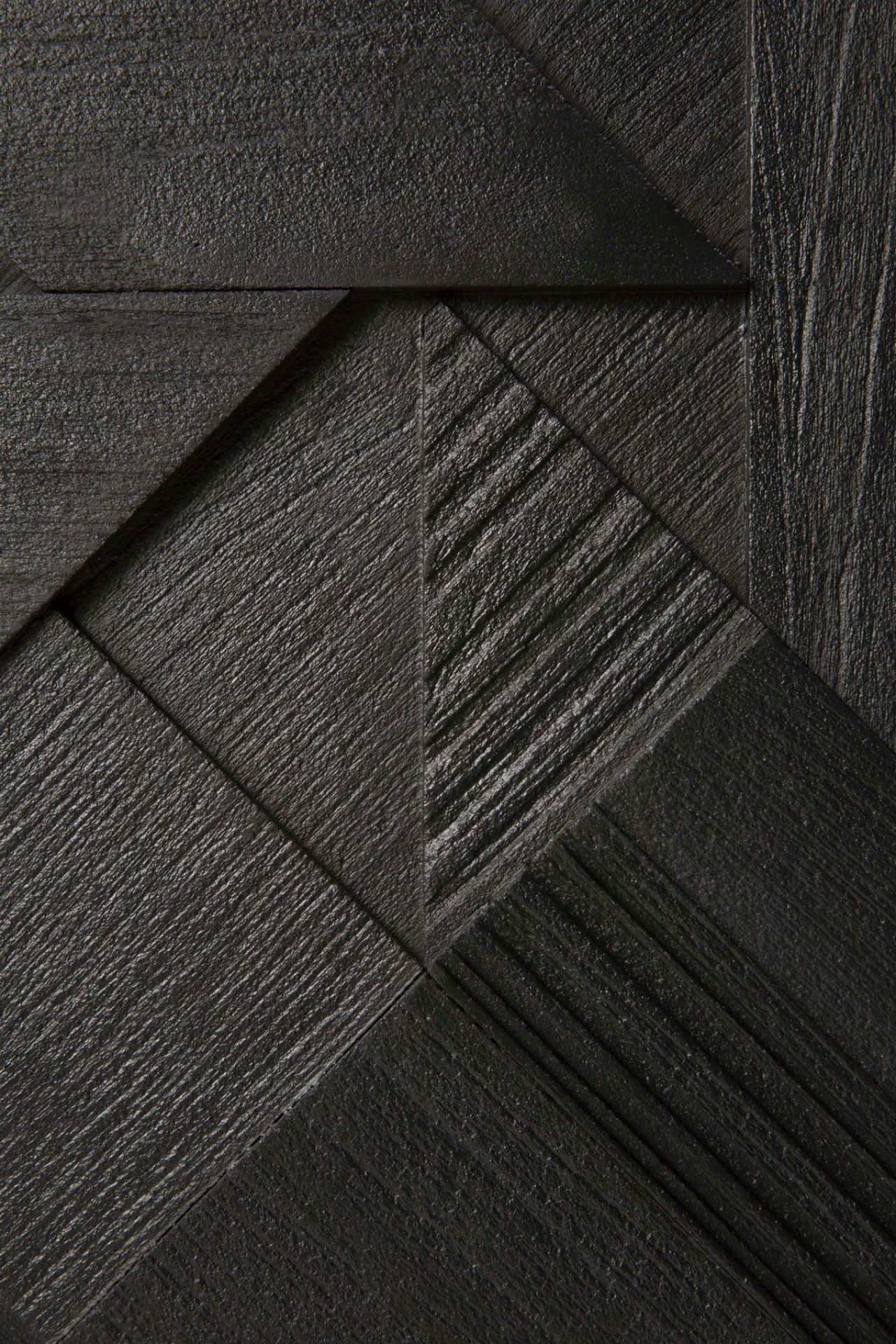 Detailaufnahme der grafischen Teakholz-Oberfläche vom Ethnicraft TV Möbel. Modernes Design für Wohnzimmer.