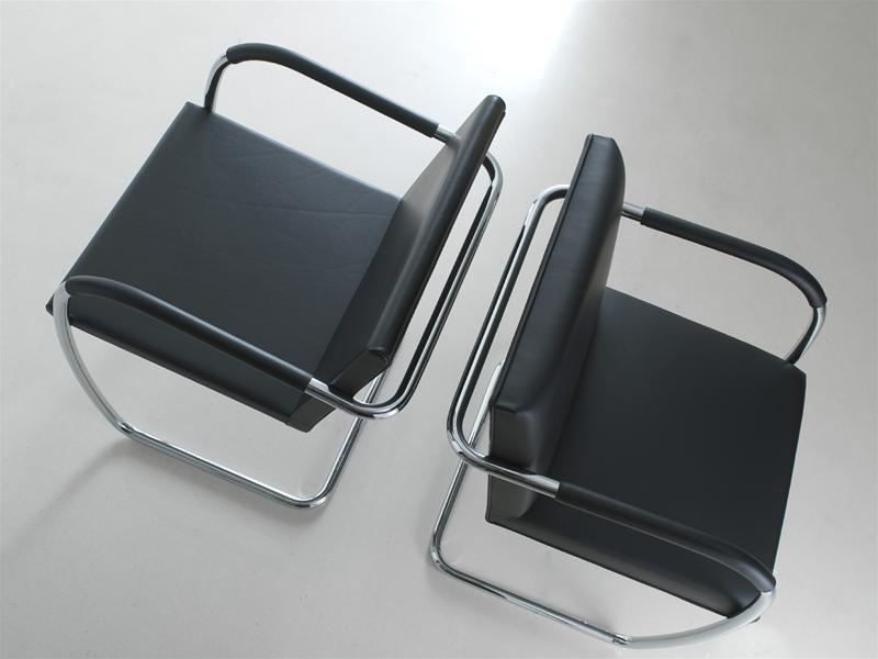 Zwei Brno Stühle mit Rundrohrgestell von Knoll International, schwarzes Leder, modernes Design.
