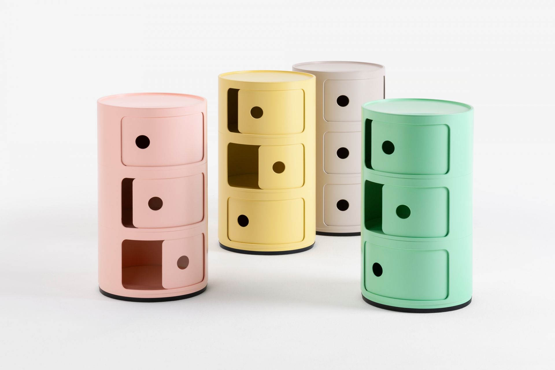 Componibili BIO 5970 3er Element Kartell in Pastellfarben: Rosa, Gelb, Beige und Grün, runde Aufbewahrungsmöbel.
