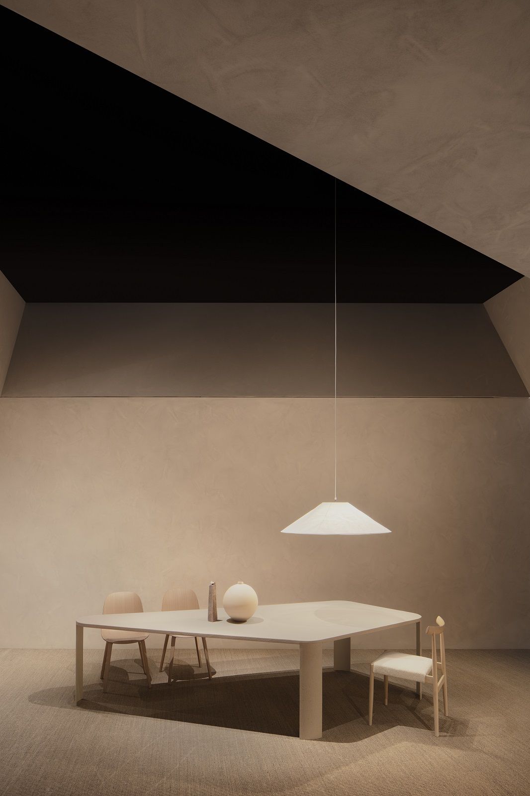 Edo Chair Stuhl von MDF Italia an Esstisch mit Lampe in minimalistischem Raum.