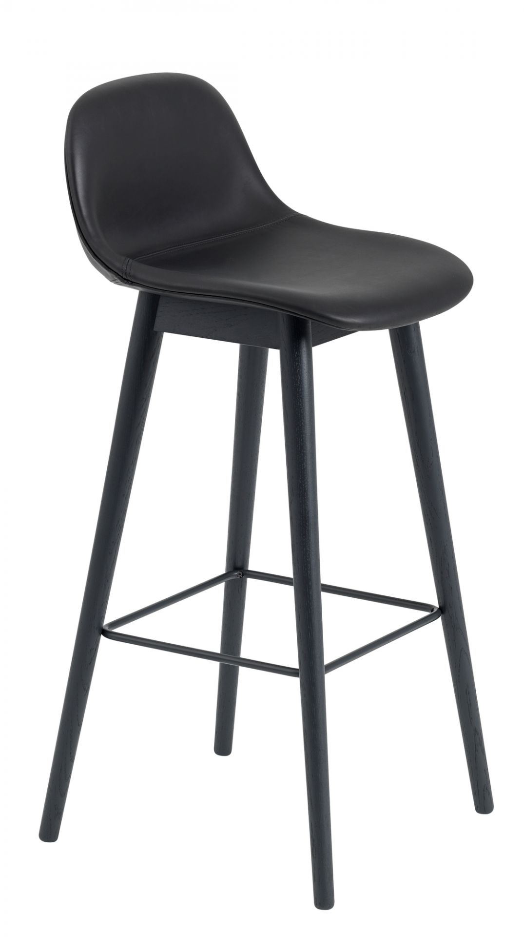 Fiber Counter Stool Barhocker von Muuto, schwarzes Leder, Holzbeine mit Fußstütze, modernes Küchendesign.