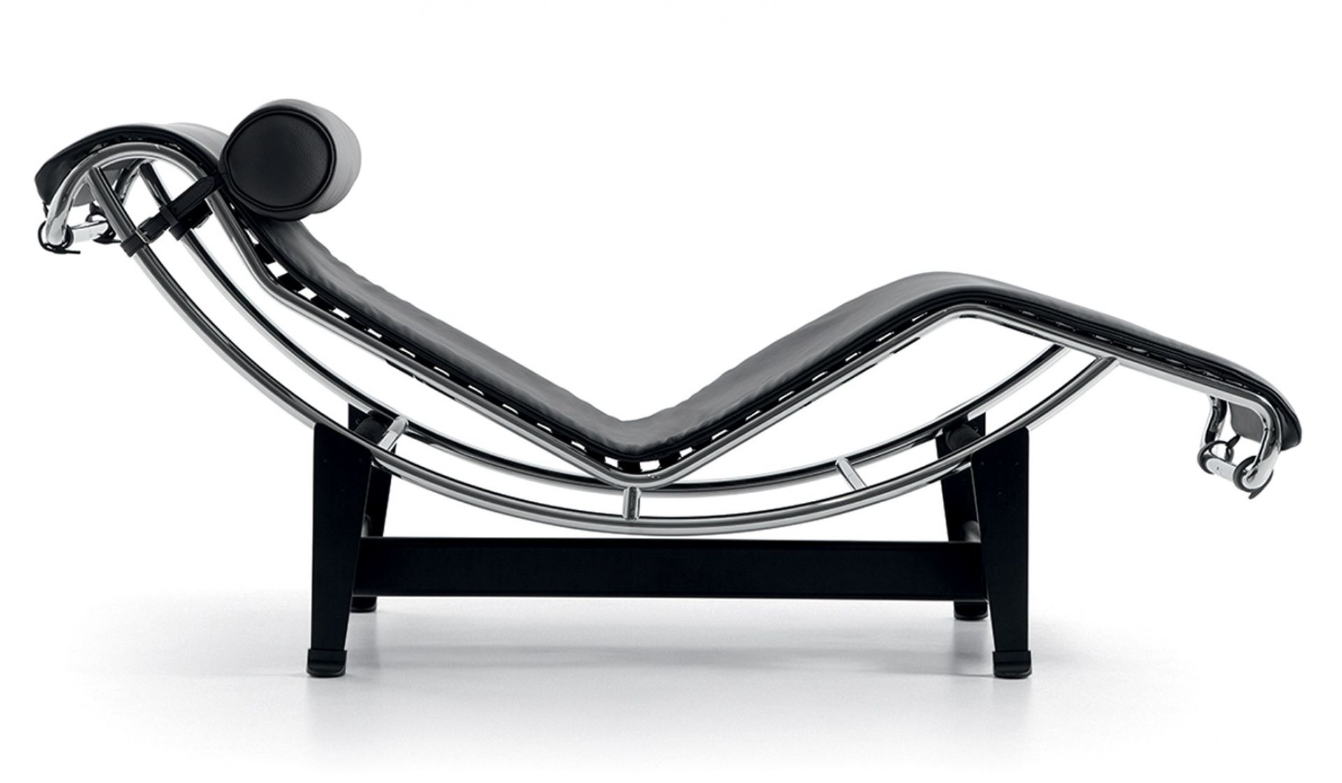 Schwarze Leder Chaise Longue mit Nackenrolle und verstellbarem Chromgestell von Cassina.