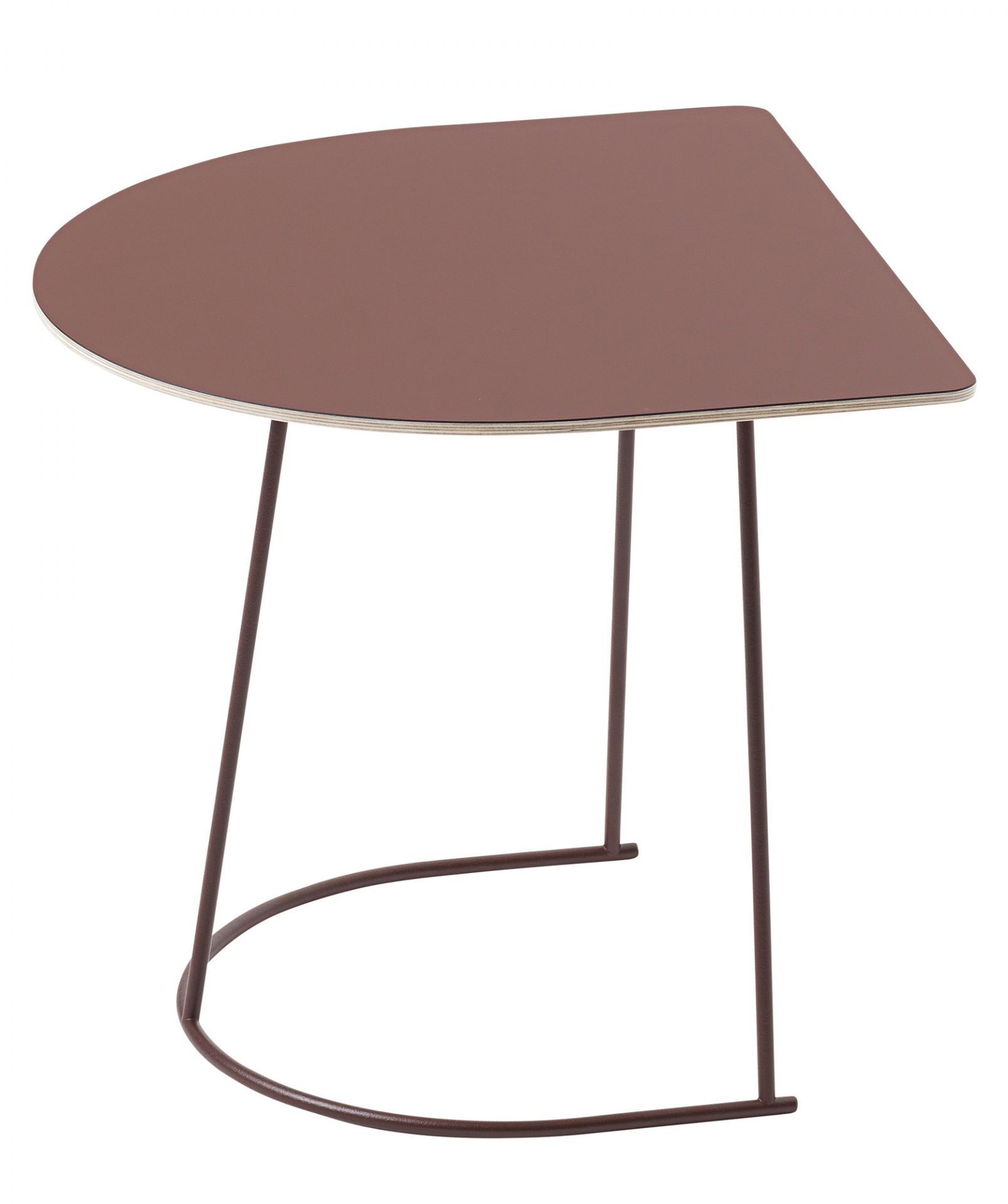 Brauner Airy Coffee Table Beistelltisch von Muuto mit halbrunder Tischplatte und filigranem Metallgestell.