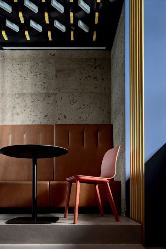 Aeon Chair Stuhl: Moderner Holzstuhl in Lachsfarbe mit schwarzem Tisch und brauner Sitzbank.