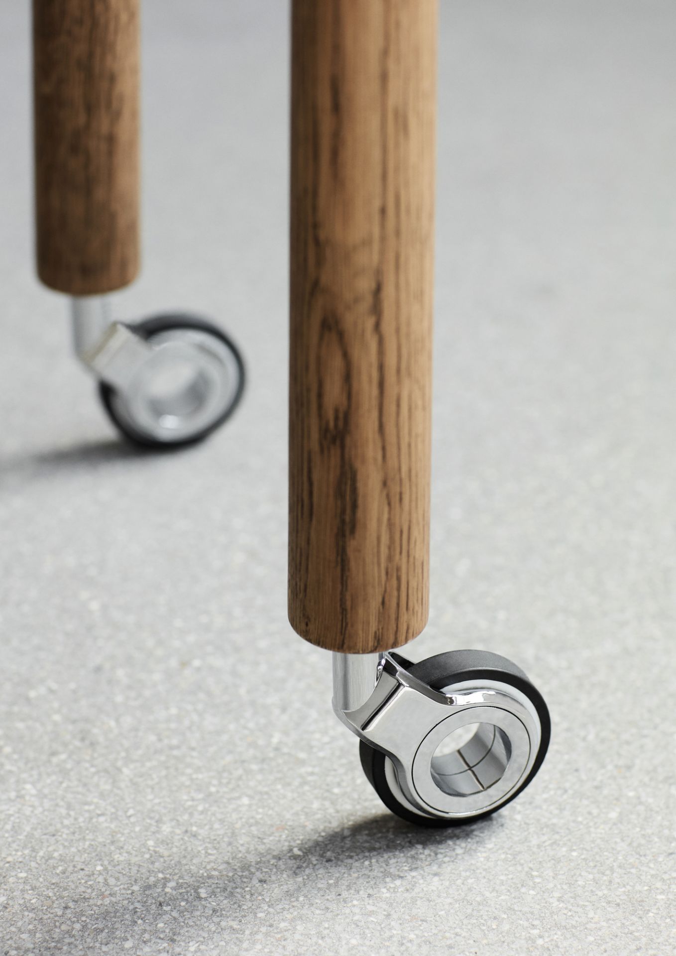 Detailaufnahme: Holzbeine mit Rollen des Northern Loud Bar cabinet Barschranks.