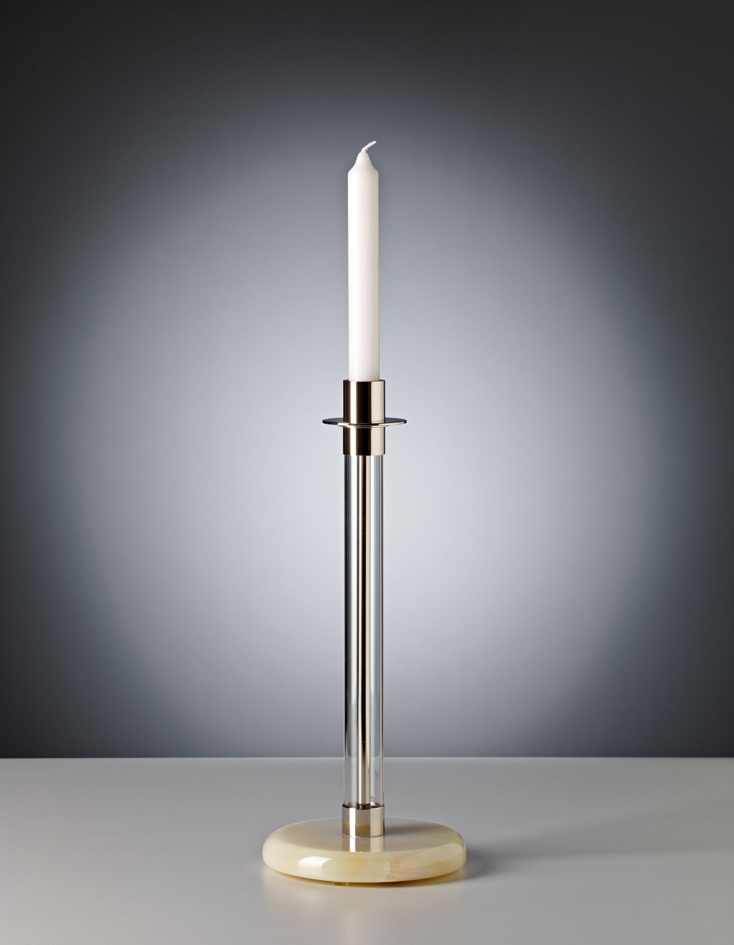 SL 30 Bauhaus Sabbatleuchter: Kerzenständer Tecnolumen Onyx mit Kerze auf hellem Untergrund.