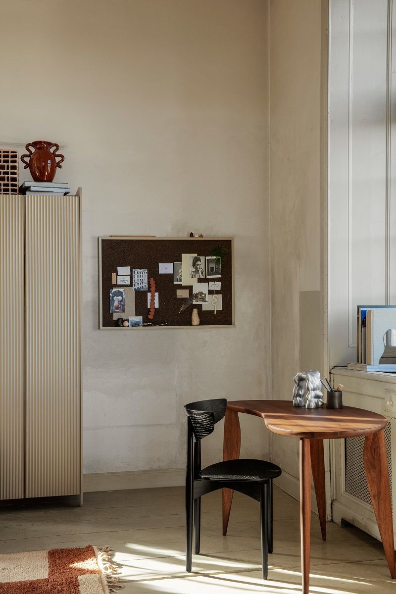 Ferm Living Feve Desk Schreibtisch aus Walnussholz mit Stuhl in einem hellen Arbeitszimmer.