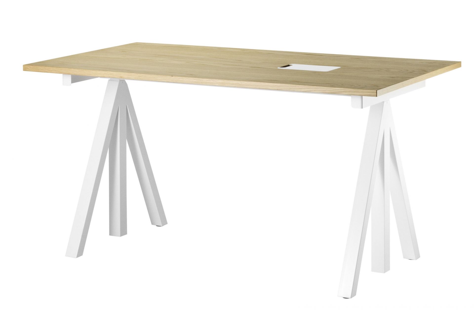 Works Schreibtisch von String Furniture mit hellem Holz und weißen, dreieckigen Beinen für modernes Homeoffice.