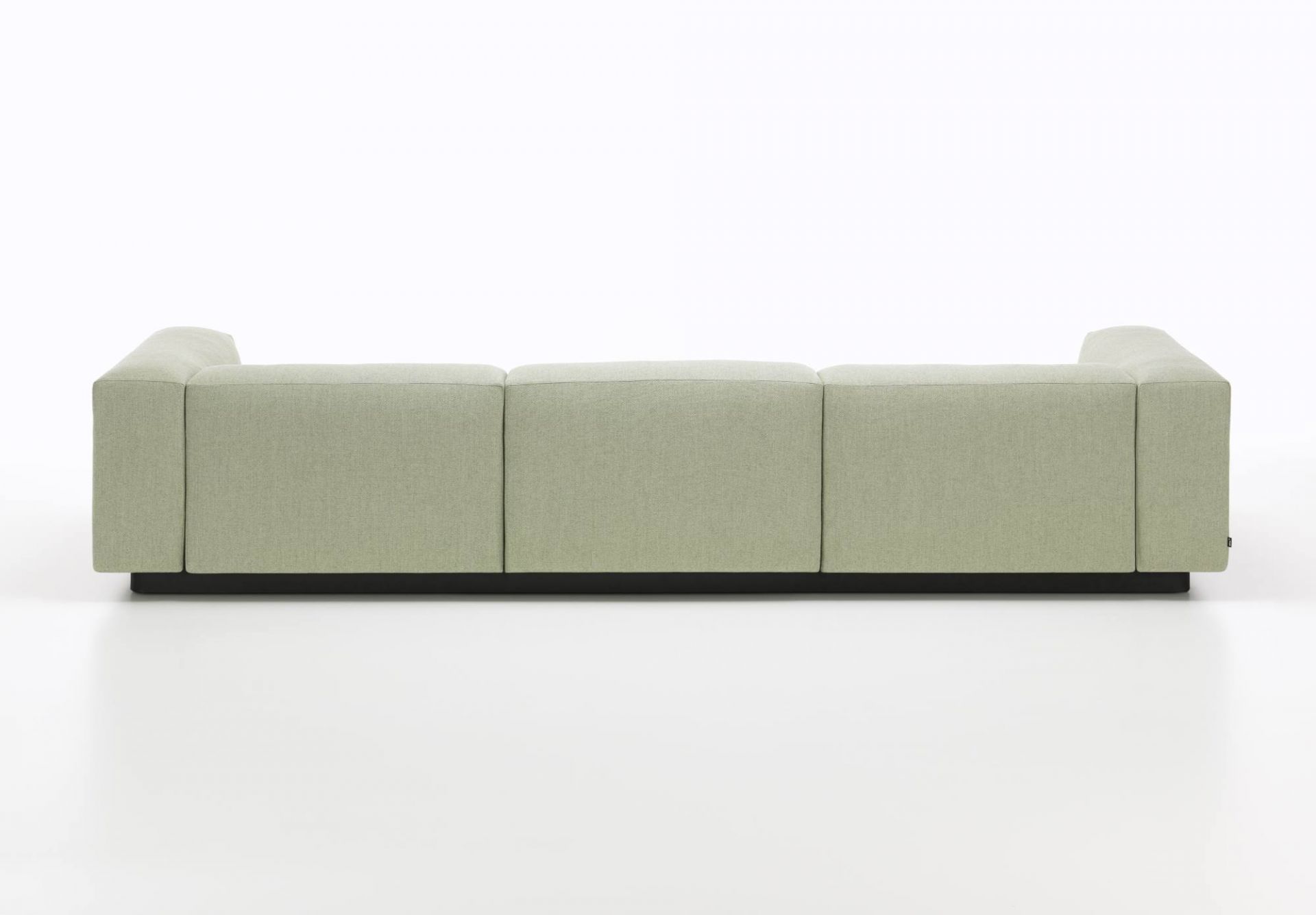 Rückansicht des hellgrünen Soft Modular Sofa Dreisitzer von Vitra, modernes Design für Wohnzimmer.
