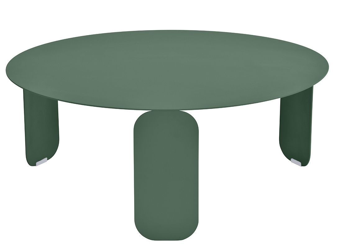 Grüner Bebop Low Table von Fermob, ein runder, niedriger Outdoor-Tisch mit drei Beinen.