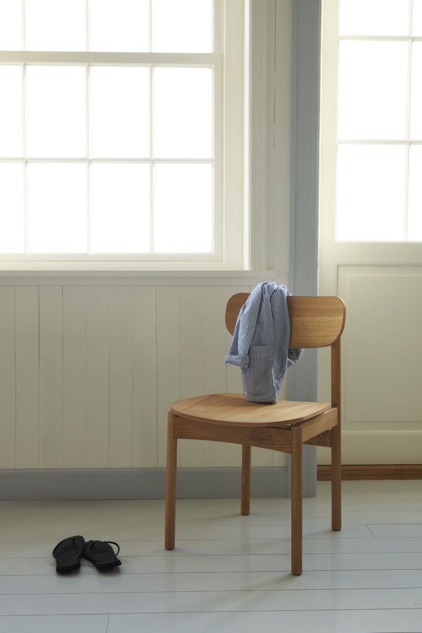 Vester Chair Stuhl von Skagerak by Fritz Hansen aus hellem Holz mit Hemd.
