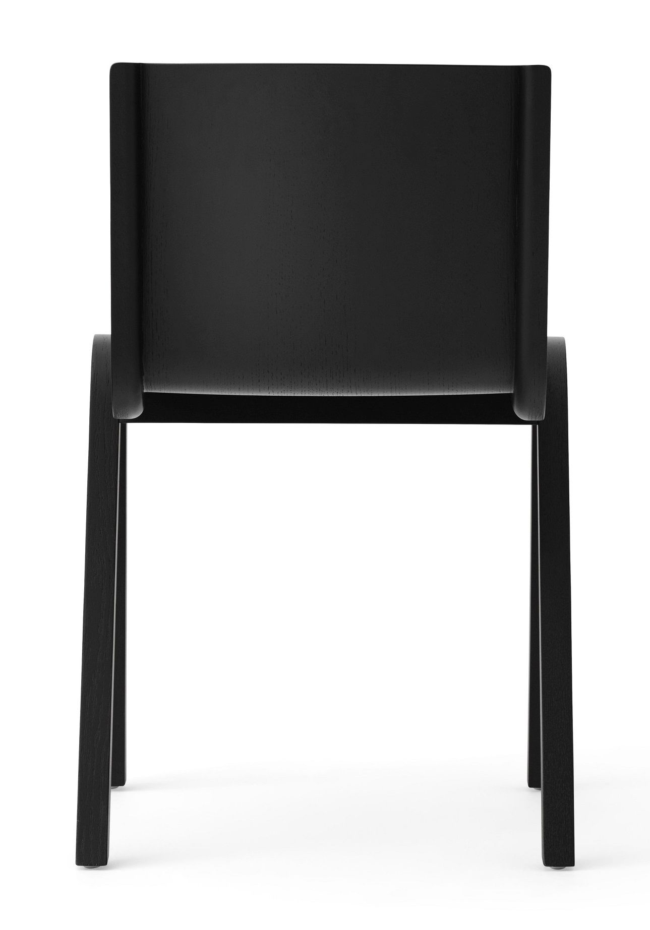 Rückansicht des Ready Dining Chair von Audo Copenhagen, ein moderner Holzstuhl in Schwarz.