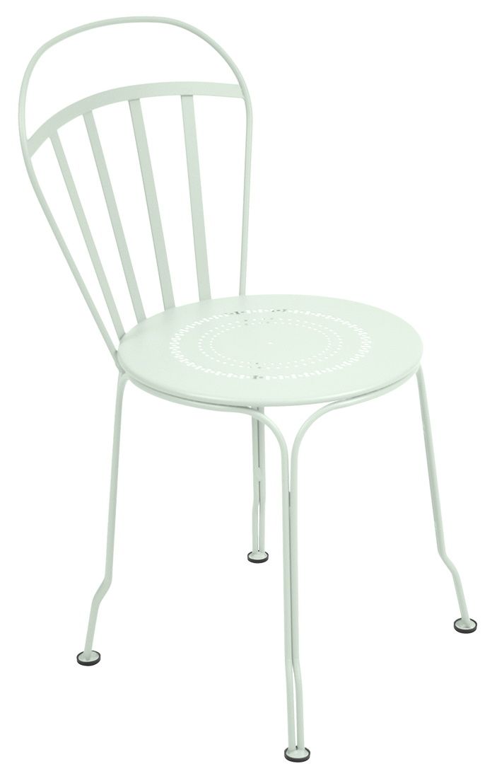 Louvre Stuhl von Fermob für den Außenbereich, mintgrüner Metallstuhl mit runder Sitzfläche und filigranem Design.