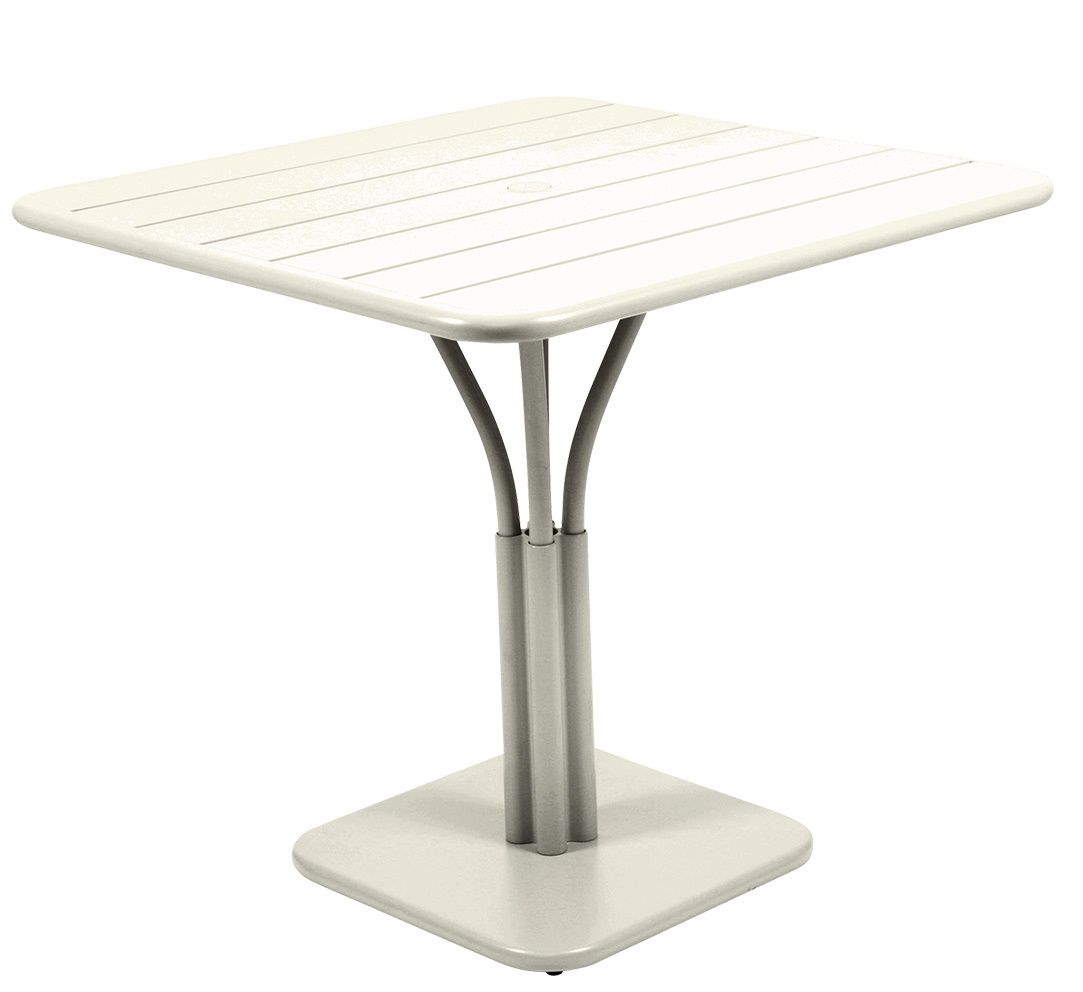 Beiger Luxembourg Tisch 80x80 cm von Fermob für den Außenbereich, quadratische Tischplatte mit Lattenstruktur.