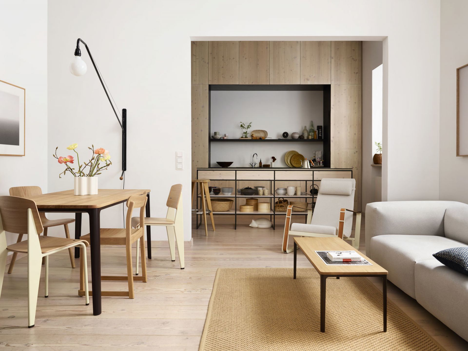Helles Wohnzimmer mit Esstisch und Vitra Standard Stühlen aus Holz und cremefarbenem Gestell.