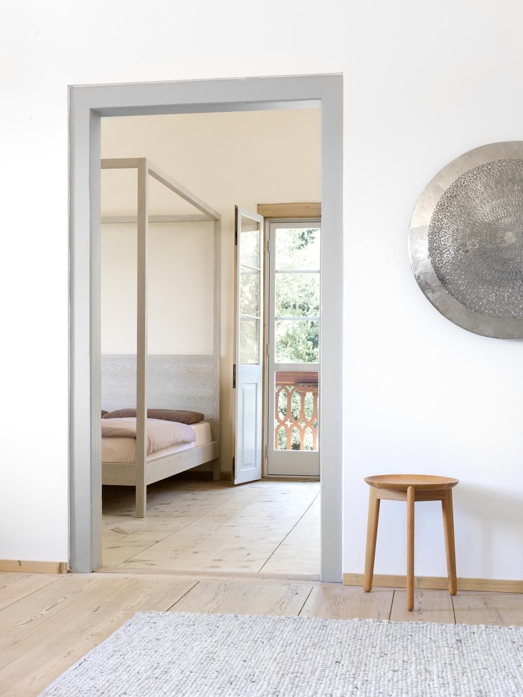 Plaisir 1 Beistelltisch von Zeitraum aus Holz im Schlafzimmer mit Bett und Balkon.