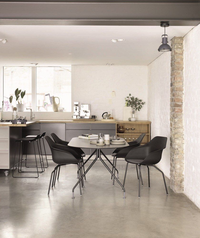 Yonda Universalstuhl Vierfußstuhl von Wilkhahn in Schwarz mit Metallgestell in modernem Esszimmer.