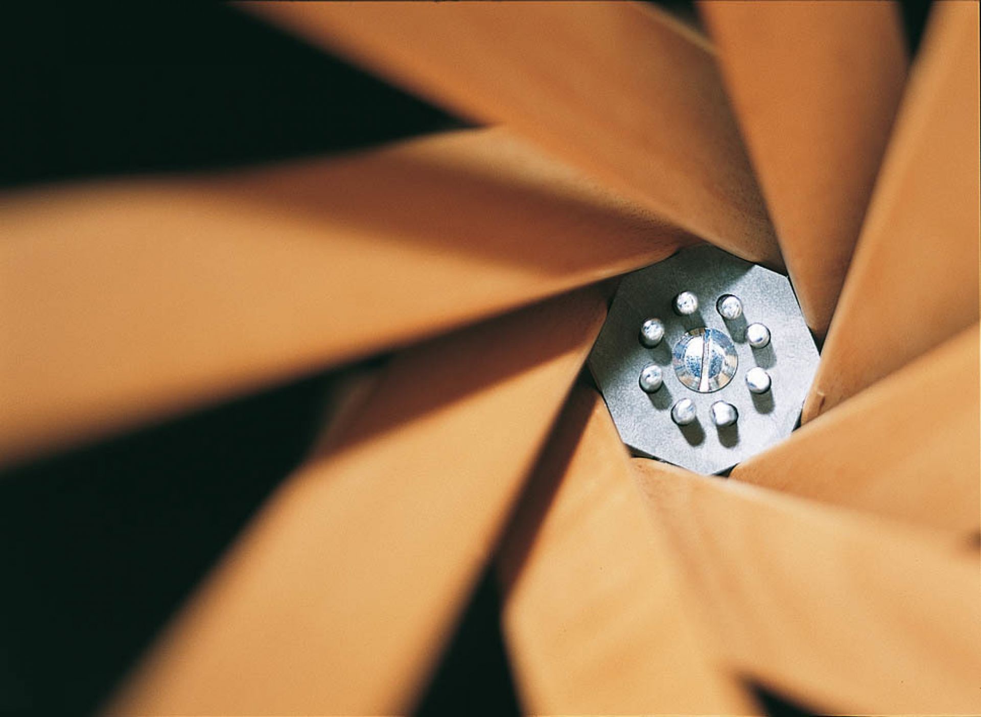 Detailaufnahme des Twist Garderobenständers von Casamania Horm, der die spiralförmige Holzstruktur und die zentrale Metallbefestigung zeigt.