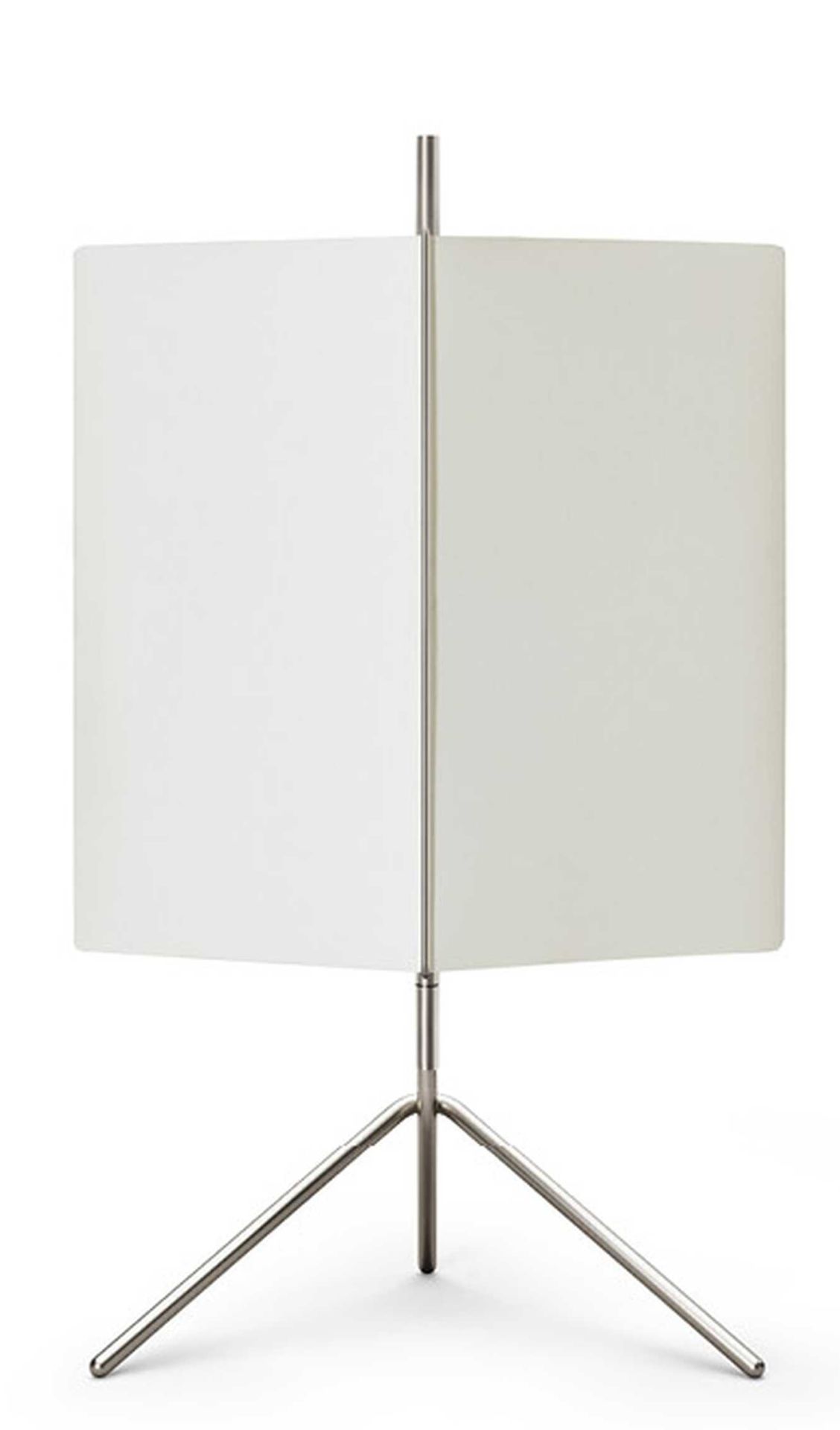 Cassina 3T09 Table I Tischleuchte mit weißem Schirm und filigranem, silberfarbenem Metallfuß auf weißem Hintergrund.