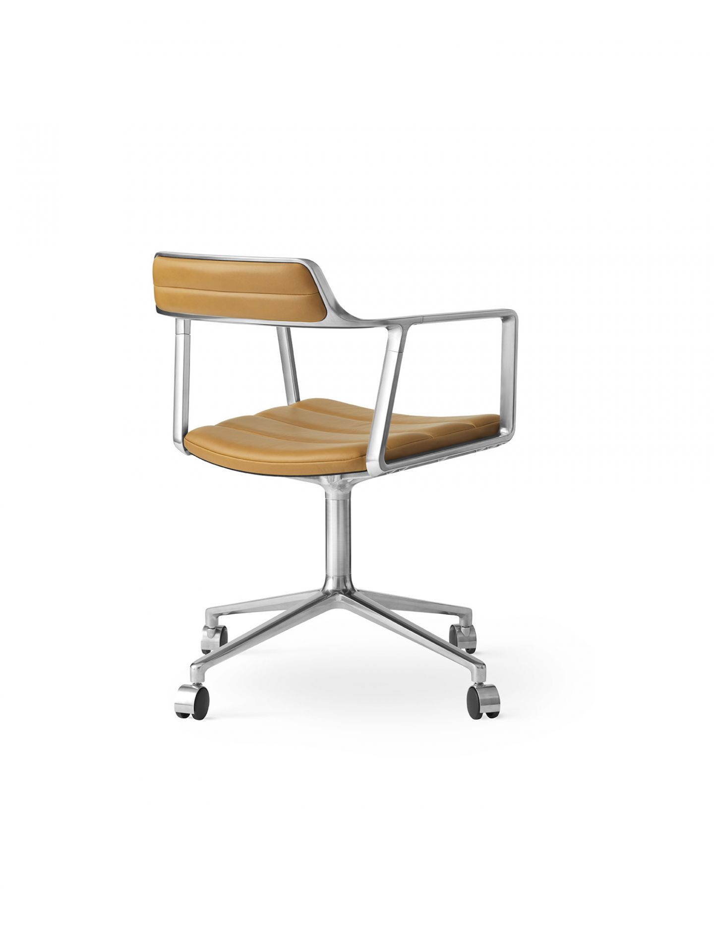 Vipp452 Swivel Stuhl in Sandfarbe mit Rollen, Bürostuhl mit Armlehnen und Drehfunktion.