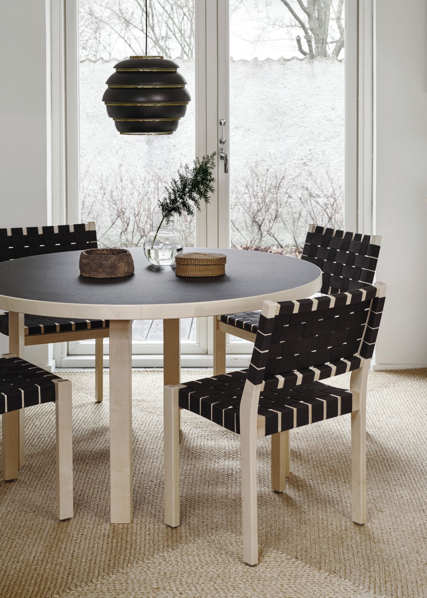 A331 Beehive Hängeleuchte in Schwarz über Esstisch mit vier Stühlen, modernes skandinavisches Design.