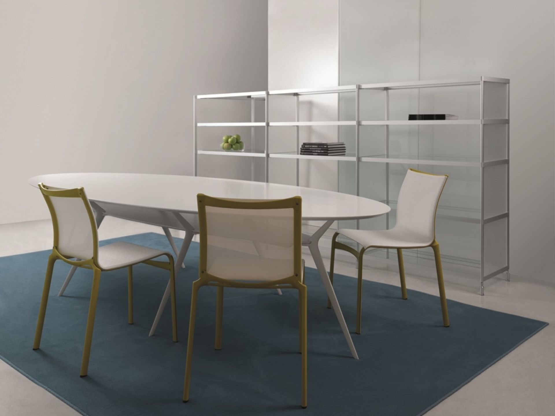 Bigframe Stühle von Alias um einen weißen Esstisch auf blauem Teppich, modernes Möbeldesign.