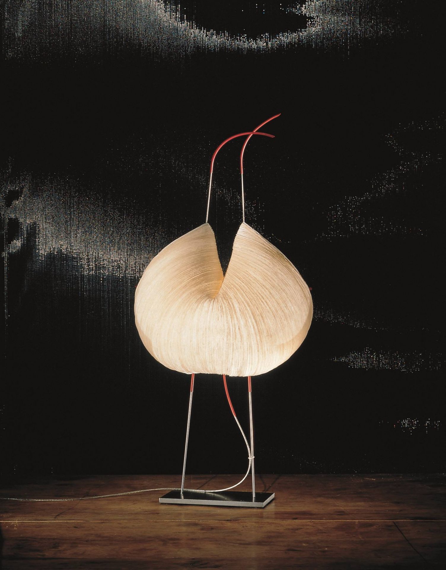Poul Poul Tischleuchte von Ingo Maurer: Detailaufnahme der Designerlampe mit rotem Kabel.