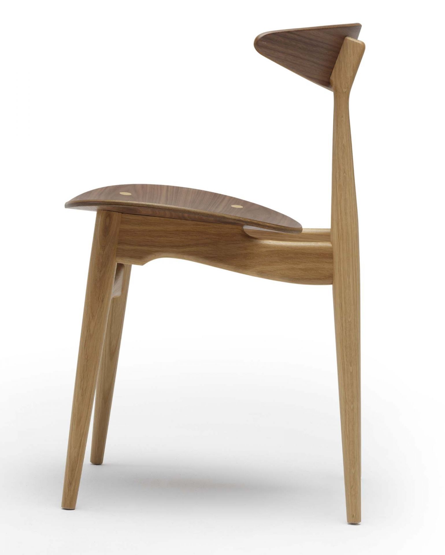CH33 Stuhl von Carl Hansen, ungepolstert, aus Holz, skandinavisches Design, Seitenansicht.