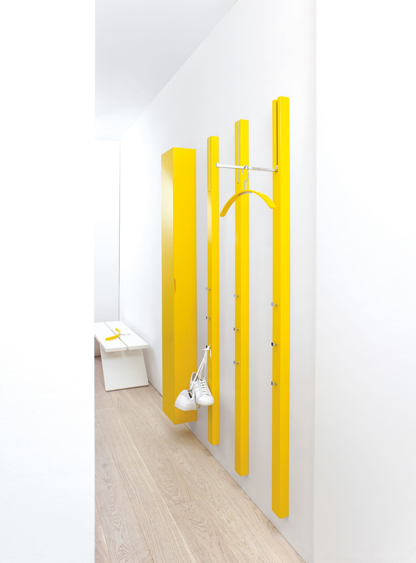 Line Garderobenelement in Indisch Gelb von Schönbuch: Moderne Wandgarderobe mit Haken, Kleiderbügel und Schuhablage für den Flur.
