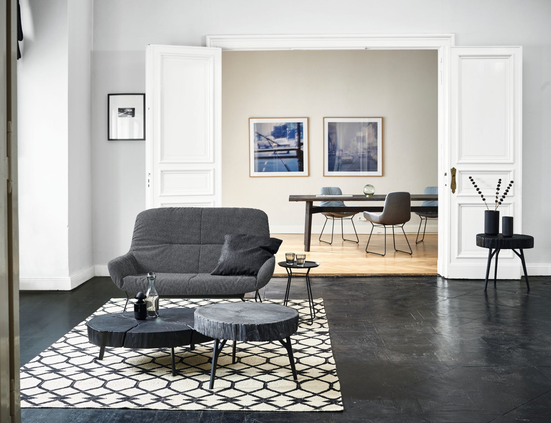Stilvolles Wohnzimmer mit Janua Stomp Beistelltisch H52, Couch, Teppich und Blick in den Essbereich.