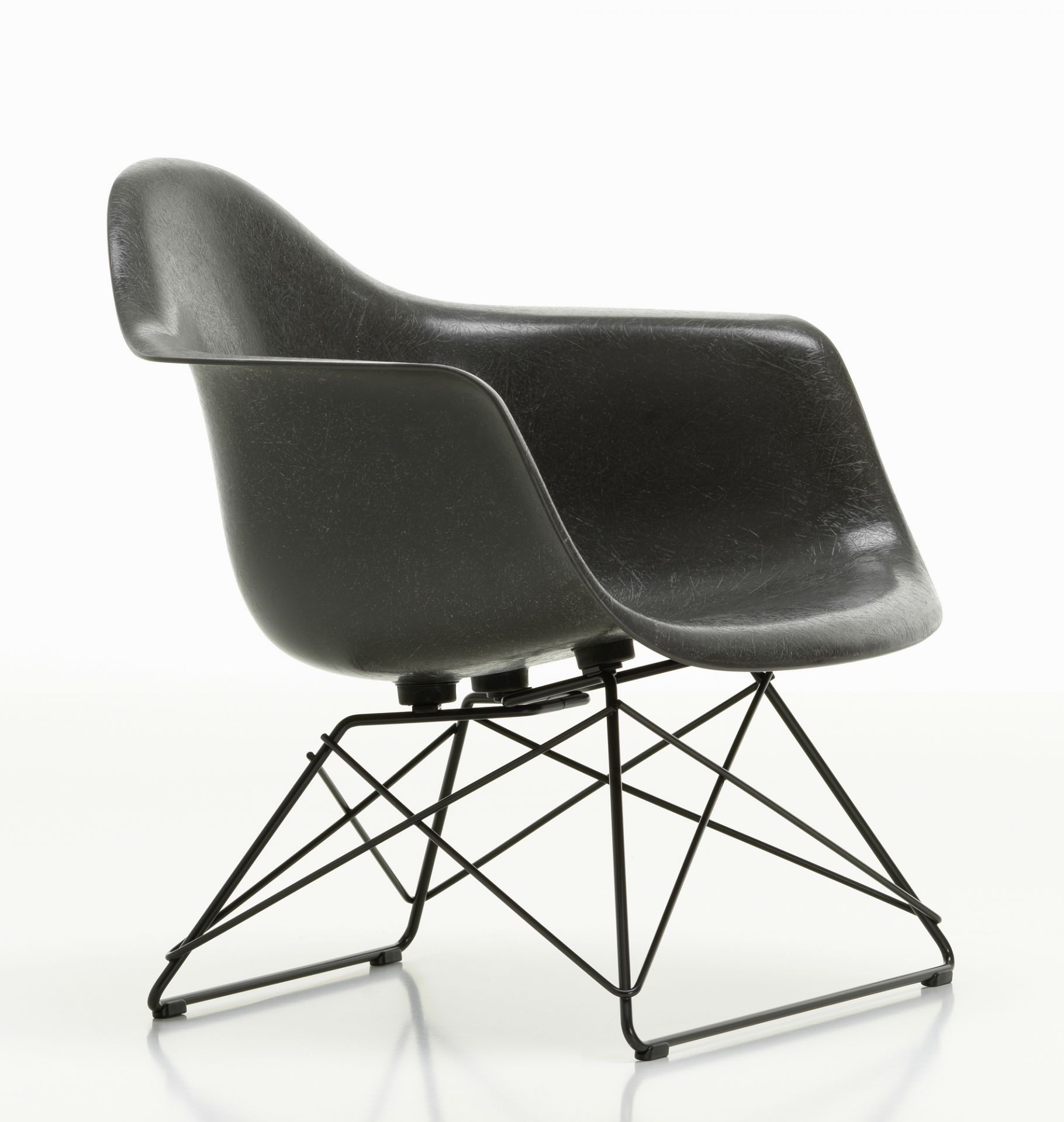Schwarzer Eames Fiberglass Arm Chair LAR Stuhl von Vitra mit schwarzem Drahtgestell. Designklassiker.