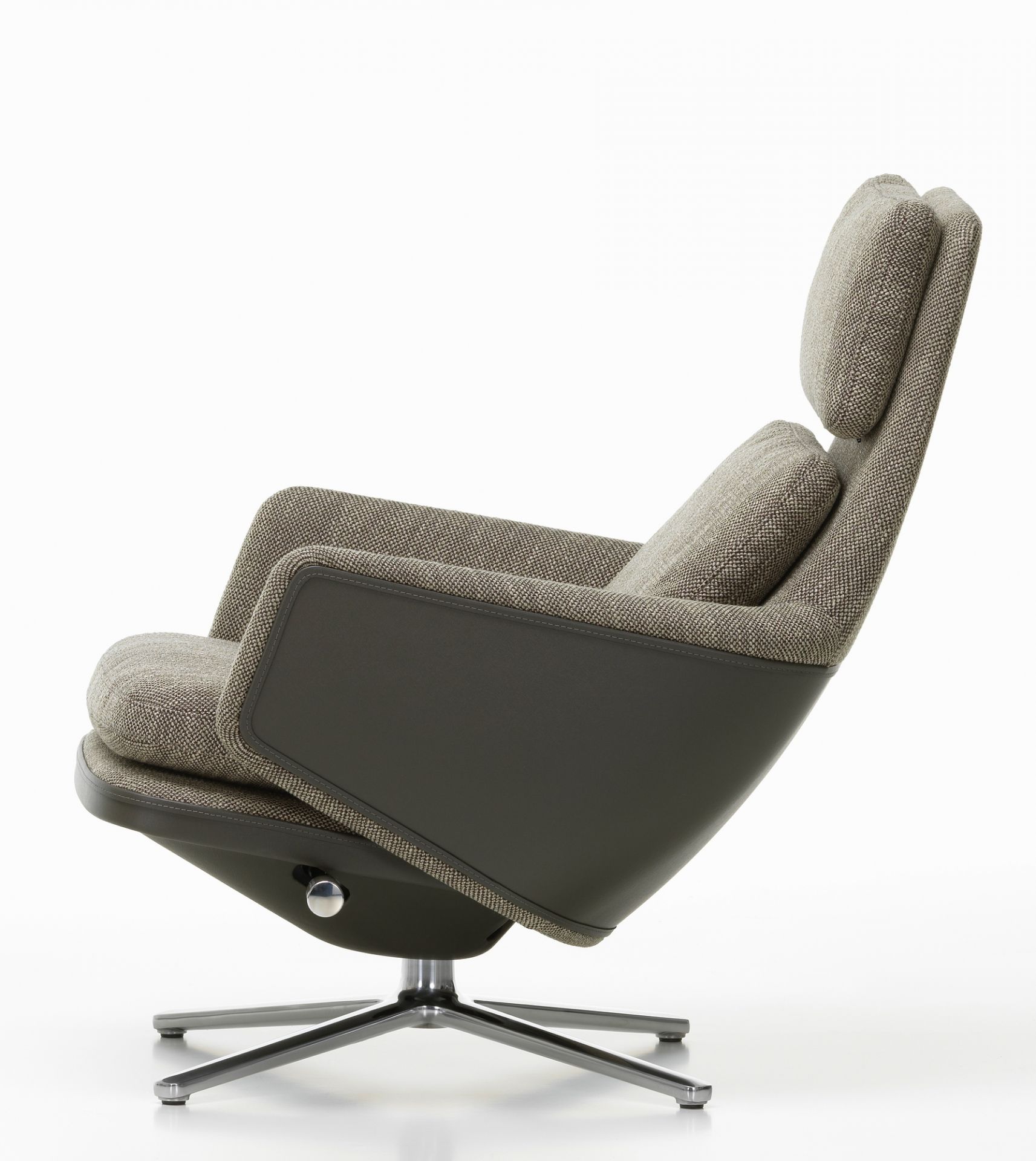 Vitra Grand Relax Sessel, seitliche Ansicht, Stoffbezug in Grau-Braun, Lederakzente, Drehfuß aus poliertem Aluminium.