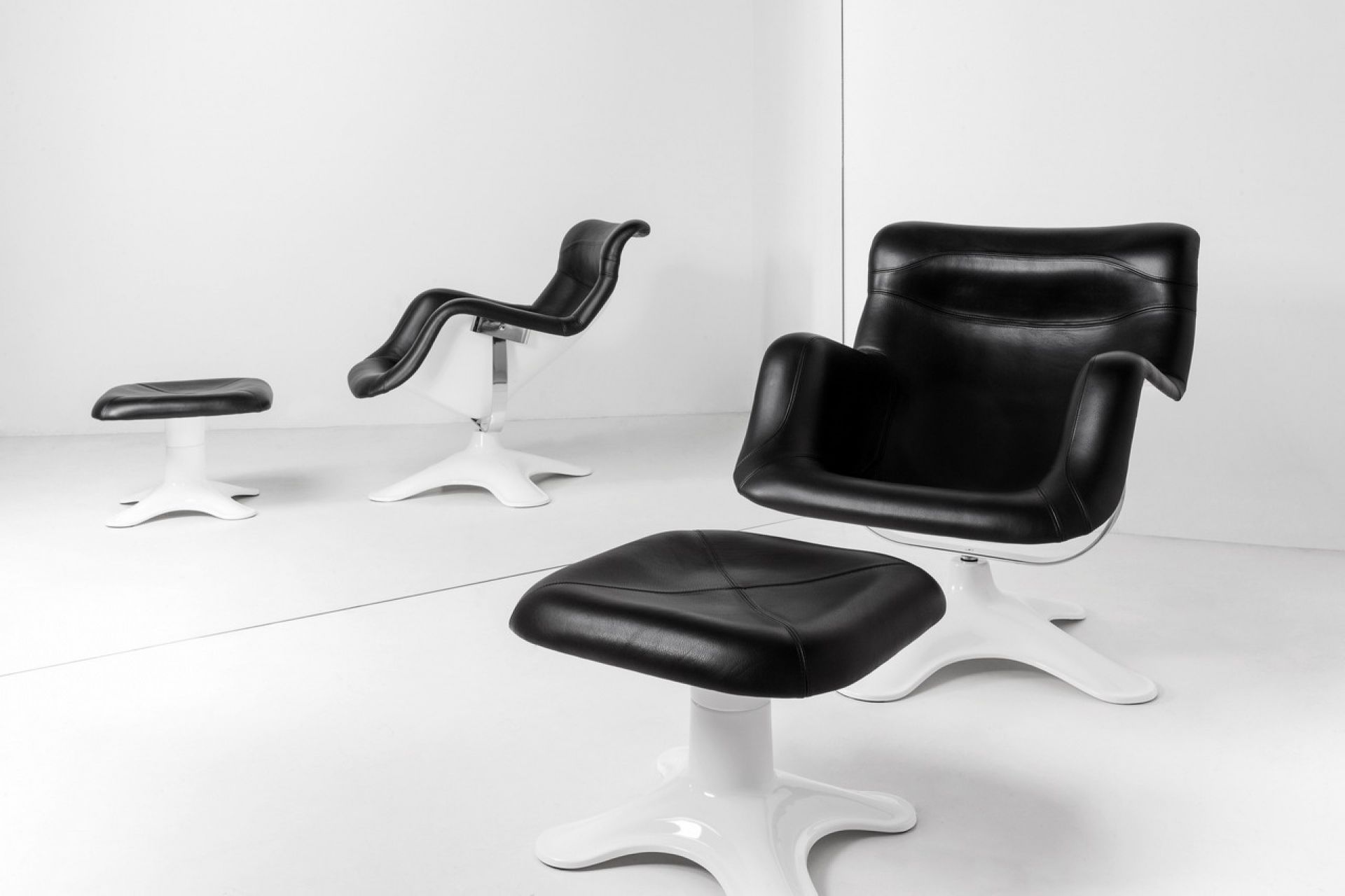 Artek Karuselli Sessel mit Hocker in schwarzem Leder und weißem Fuß, Designklassiker.