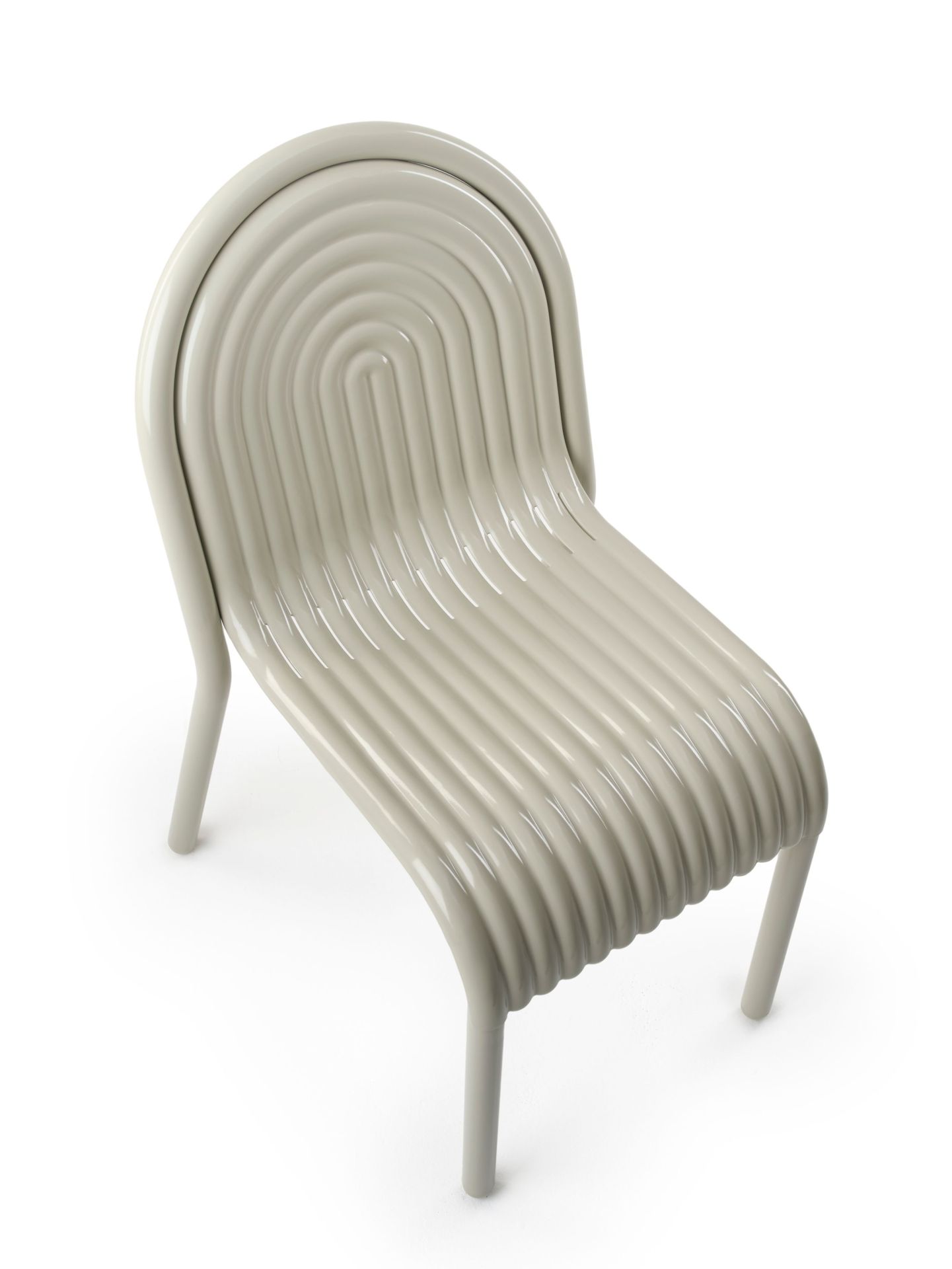 Groove Stuhl von Tom Dixon in Putty: Moderner Outdoor Stuhl mit gerippter Sitzfläche.