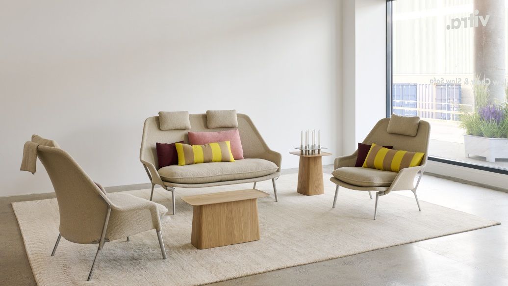 Vitra Slow Sofa und Sessel aus Stoff in Beige mit Kissen und Beistelltischen.