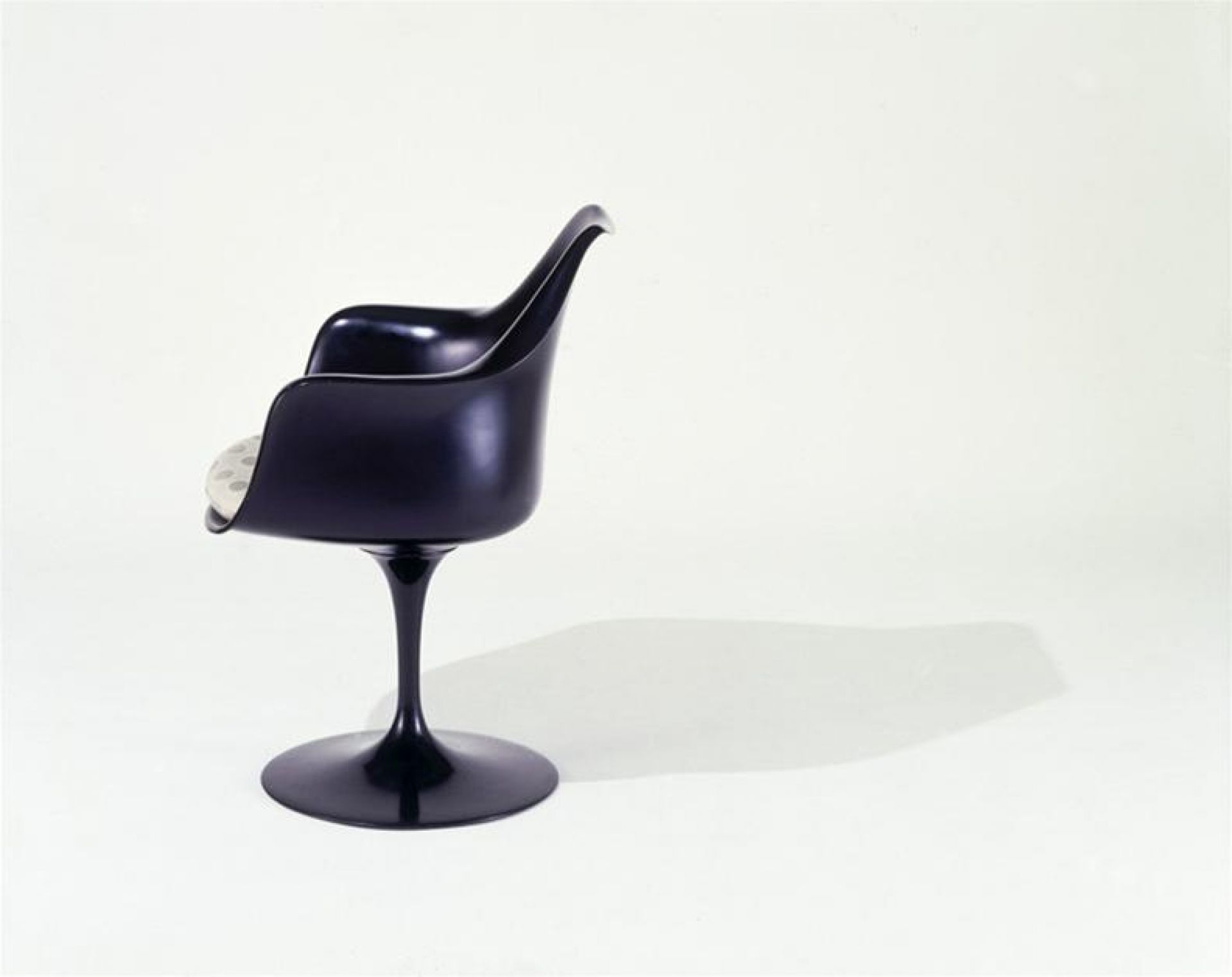 Schwarzer Tulip Armchair von Knoll International, drehbarer Sessel mit Armlehnen und gepolstertem Sitzkissen.