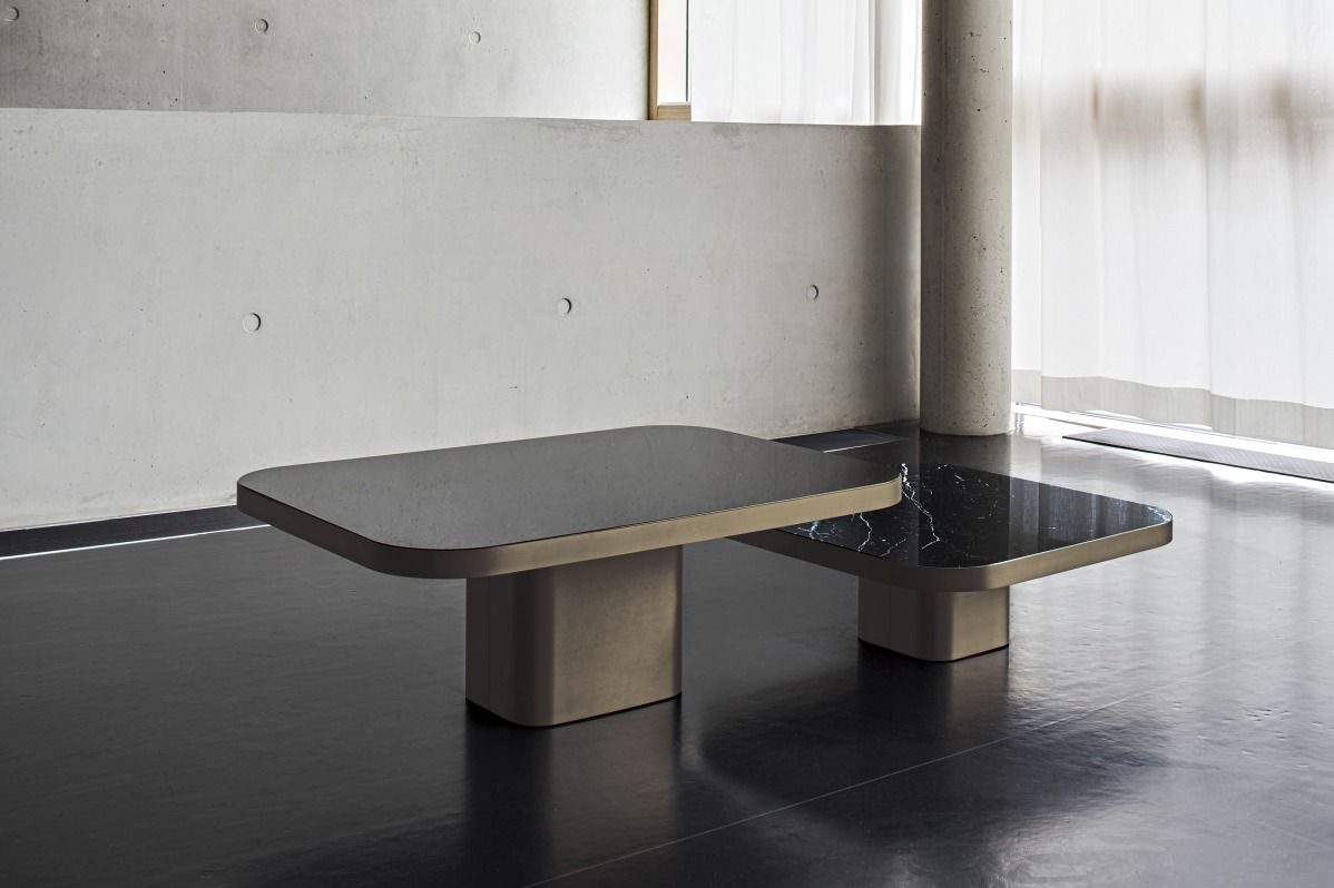 ClassiCon Bow Coffee Table No. 2, moderner Couchtisch mit grauer und schwarzer Marmorplatte.