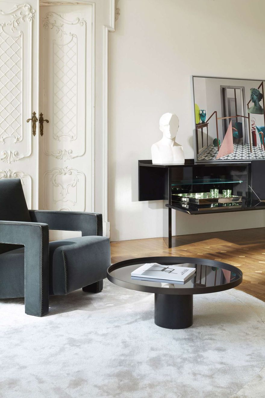 Grauer 637 Utrecht Sessel von Cassina in modernem Wohnzimmer mit Couchtisch und Bar.