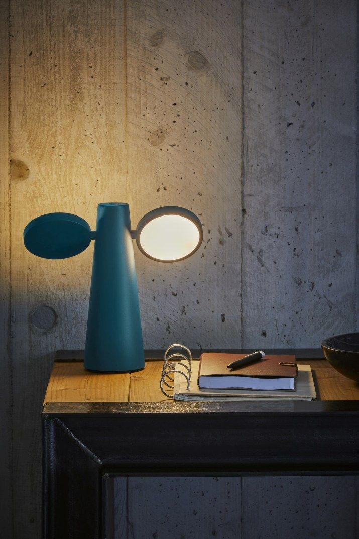 Oto Tischleuchte von Fermob in Lakritz: Moderne LED-Lampe für den Schreibtisch.