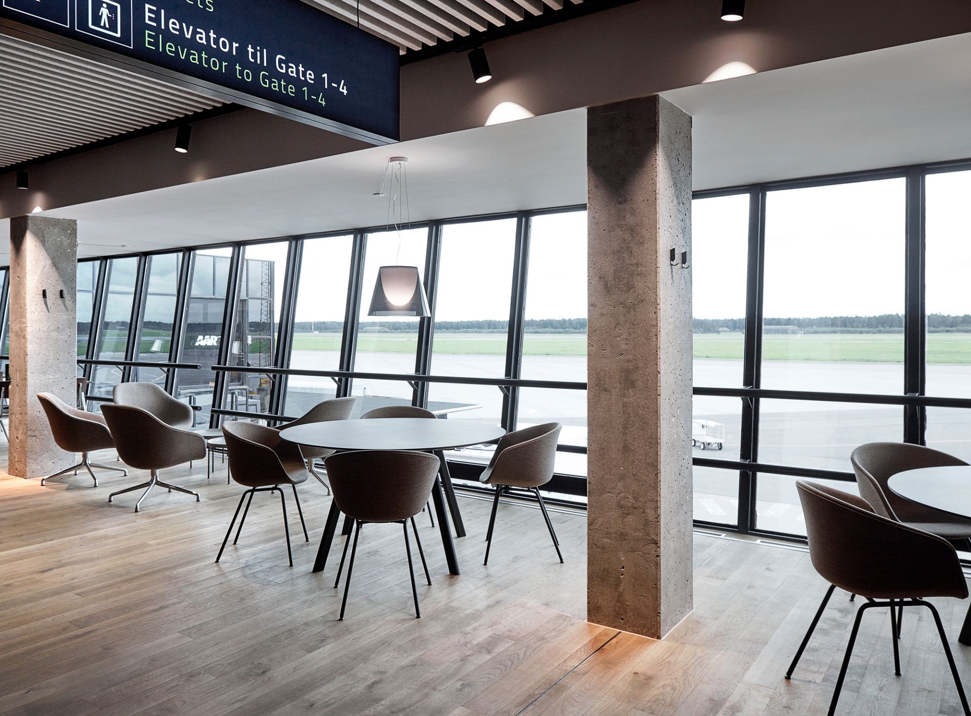 Heller Raum mit Copenhague Table CPH 25 Tisch rund von Hay und passenden Stühlen.