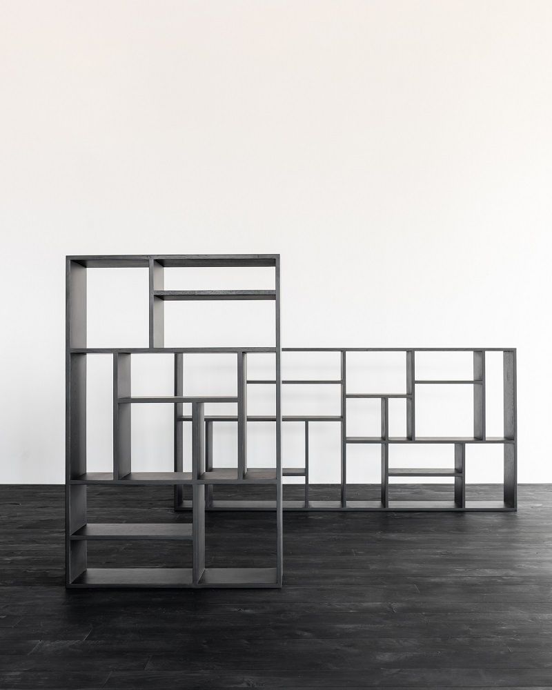 Schwarzes Eiche Regal von Ethnicraft, Modell M, mit asymmetrischer Fächeraufteilung für Wohnzimmer und Büro.