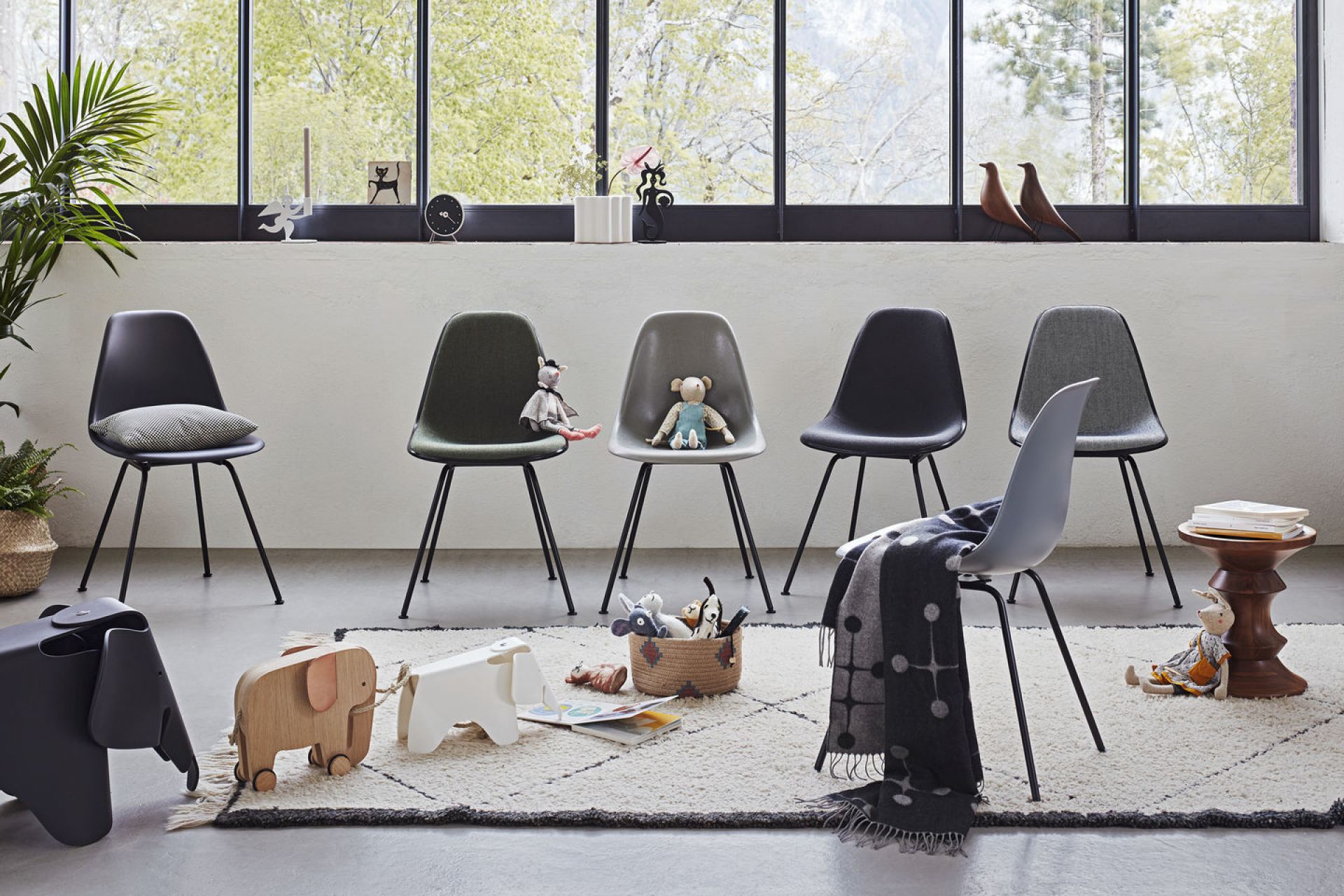 Eames Plastic Side Chair DSX Stuhl Vitra in Weiß mit Chromgestell in modernem Wohnambiente.
