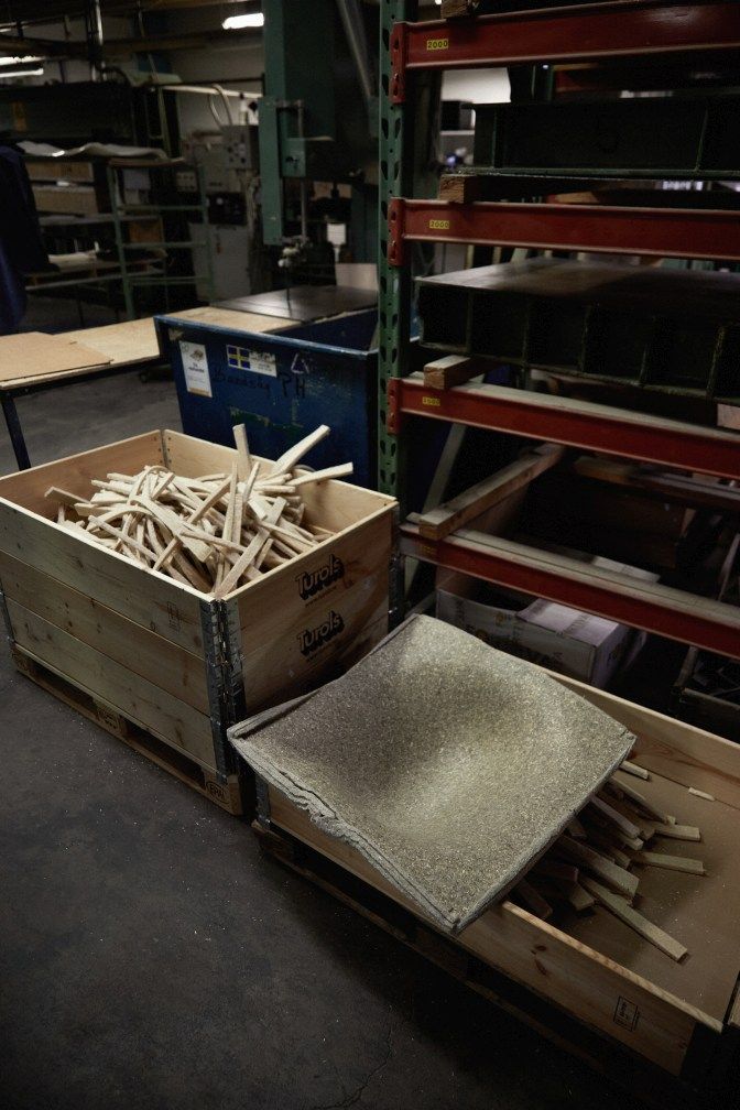 Unfertige Mat Chair Stahl Stuhl Teile von Normann Copenhagen in Holzkisten in einer Fabrik.