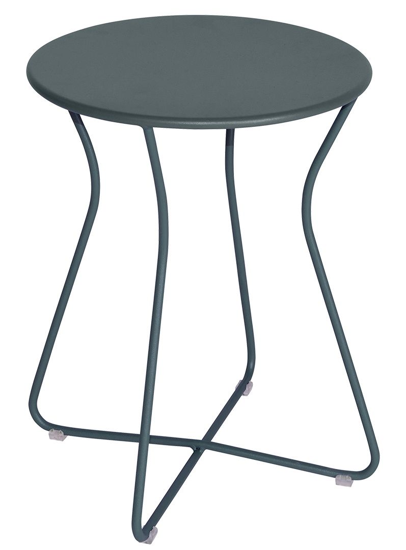 Cocotte Hocker von Fermob für den Außenbereich, runder Beistelltisch aus Metall in Anthrazit.